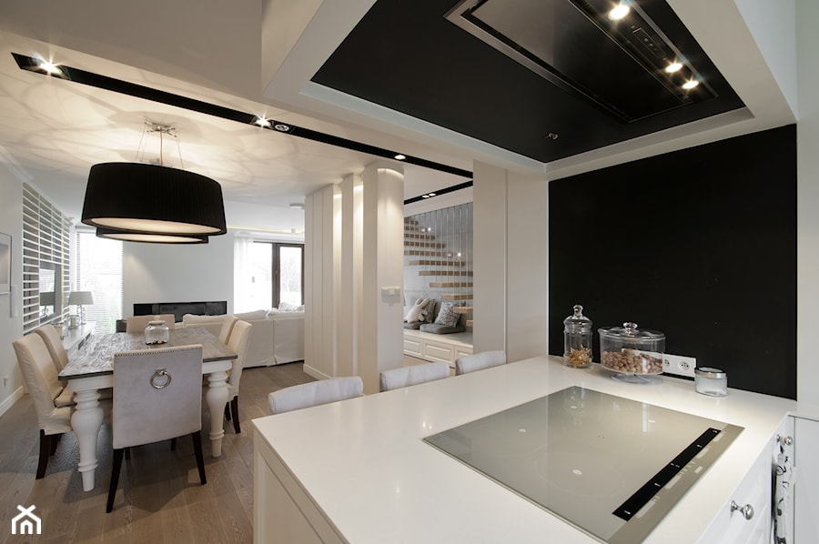 Mała otwarta z salonem z kamiennym blatem biała czarna z zabudowaną lodówką kuchnia jednorzędowa z wyspą lub półwyspem z oknem, styl skandynawski - zdjęcie od 3deko