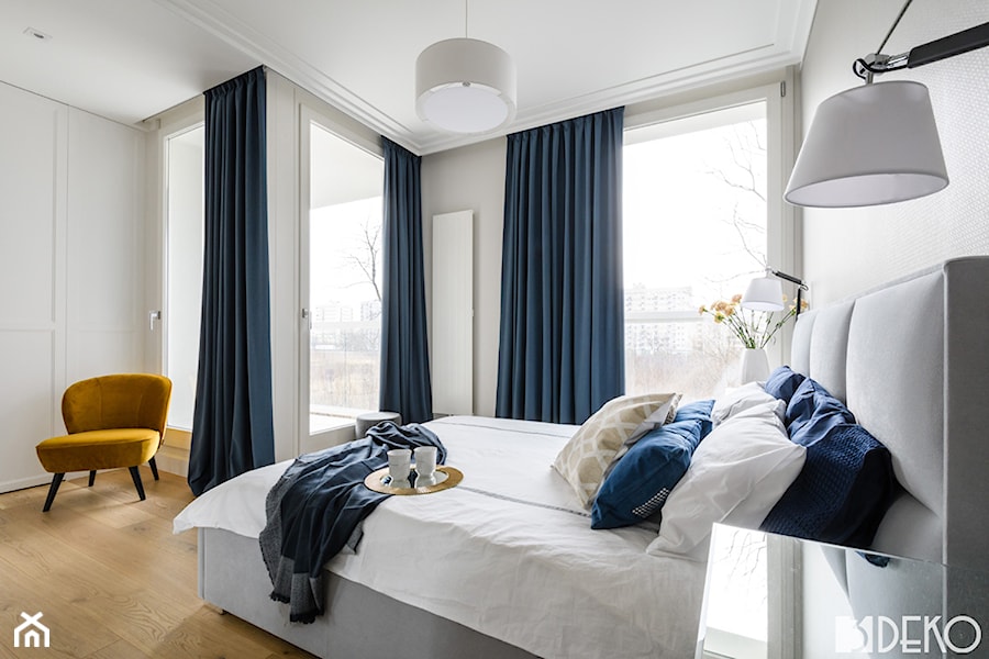 Mieszkanie Mokotów - Duża biała sypialnia z balkonem / tarasem, styl glamour - zdjęcie od 3deko