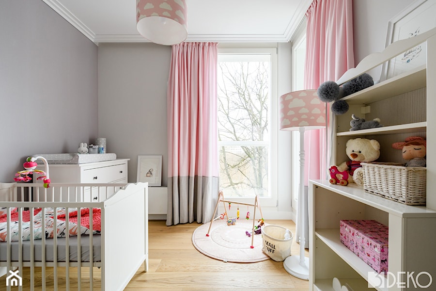 Mieszkanie Mokotów - Mały szary pokój dziecka dla niemowlaka dla dziewczynki, styl nowoczesny - zdjęcie od 3deko