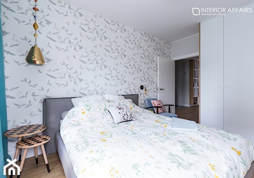 City Park - Mała biała szara sypialnia, styl skandynawski - zdjęcie od INTERIOR AFFAIRS