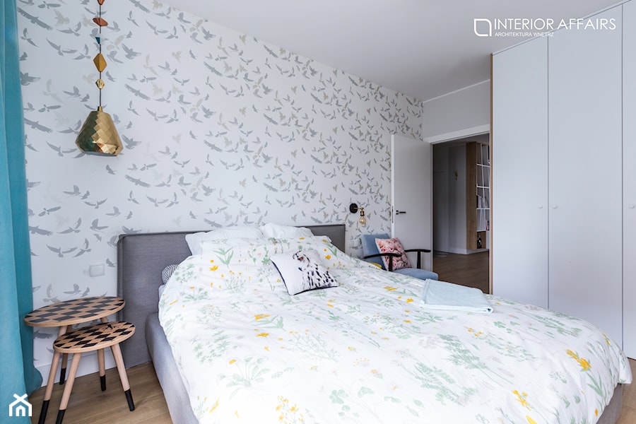 City Park - Mała biała szara sypialnia, styl skandynawski - zdjęcie od INTERIOR AFFAIRS