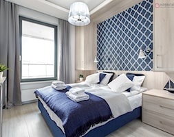 Brabank IV - Mała szara sypialnia, styl glamour - zdjęcie od INTERIOR AFFAIRS - Homebook
