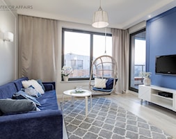 Brabank IV - Średni biały niebieski salon z tarasem / balkonem, styl glamour - zdjęcie od INTERIOR AFFAIRS - Homebook