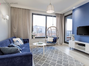 Brabank IV - Średni biały niebieski salon z tarasem / balkonem, styl glamour - zdjęcie od INTERIOR AFFAIRS