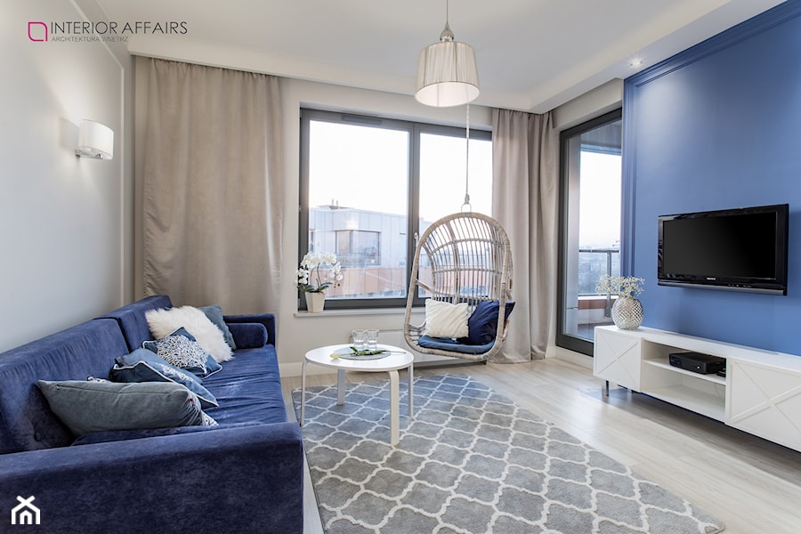 Brabank IV - Średni biały niebieski salon z tarasem / balkonem, styl glamour - zdjęcie od INTERIOR AFFAIRS