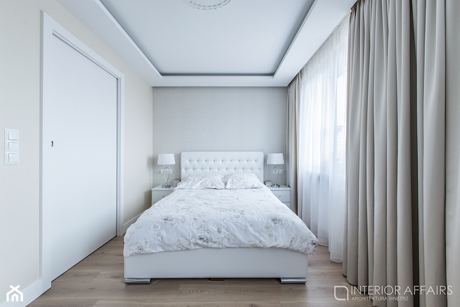 Glamour w Oliwie - Beżowa biała szara sypialnia, styl glamour - zdjęcie od INTERIOR AFFAIRS