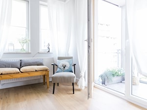 City Park - Mały biały salon z tarasem / balkonem, styl skandynawski - zdjęcie od INTERIOR AFFAIRS