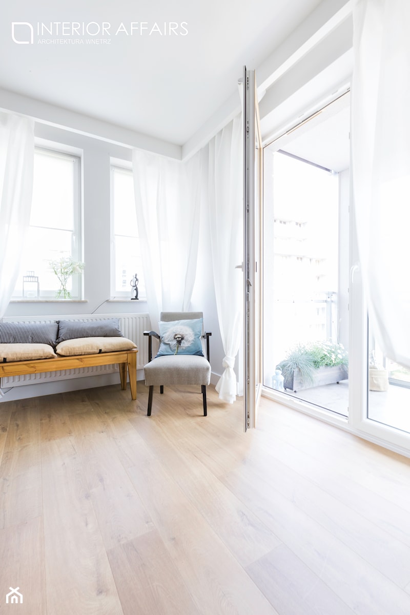 City Park - Mały biały salon z tarasem / balkonem, styl skandynawski - zdjęcie od INTERIOR AFFAIRS