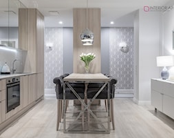 Brabank IV - Średnia biała jadalnia w kuchni, styl glamour - zdjęcie od INTERIOR AFFAIRS - Homebook