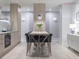Brabank IV - Średnia biała jadalnia w kuchni, styl glamour - zdjęcie od INTERIOR AFFAIRS