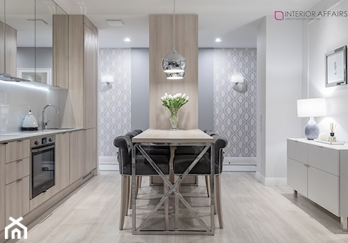 Brabank IV - Średnia biała jadalnia w kuchni, styl glamour - zdjęcie od INTERIOR AFFAIRS