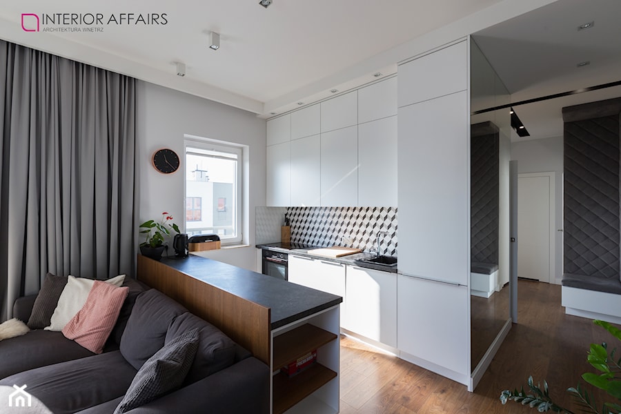 Albatross Towers - Średnia otwarta z salonem biała szara z zabudowaną lodówką z nablatowym zlewozmywakiem kuchnia dwurzędowa z oknem, styl nowoczesny - zdjęcie od INTERIOR AFFAIRS
