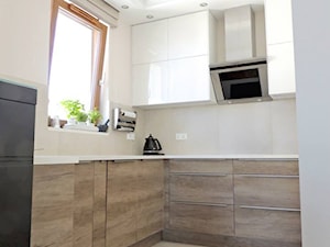 Quattro - Mała średnia otwarta beżowa biała z zabudowaną lodówką kuchnia w kształcie litery l, styl glamour - zdjęcie od INTERIOR AFFAIRS