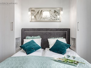 Brabank IV - Mała biała sypialnia, styl glamour - zdjęcie od INTERIOR AFFAIRS