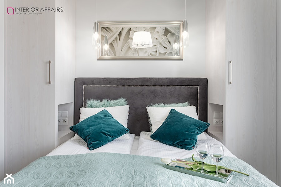 Brabank IV - Mała biała sypialnia, styl glamour - zdjęcie od INTERIOR AFFAIRS