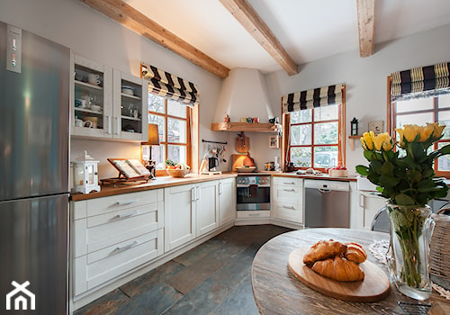 Dom - Duża otwarta biała z zabudowaną lodówką kuchnia w kształcie litery l z oknem z marmurową podłogą, styl rustykalny - zdjęcie od residence_fotografia_wnetrz