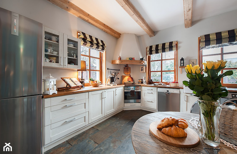 Dom - Duża otwarta biała z zabudowaną lodówką kuchnia w kształcie litery l z oknem z marmurową podłogą, styl rustykalny - zdjęcie od residence_fotografia_wnetrz