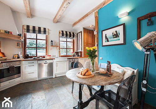 Dom - Duża zamknięta biała niebieska z zabudowaną lodówką z nablatowym zlewozmywakiem kuchnia w kształcie litery l z oknem z marmurową podłogą, styl rustykalny - zdjęcie od residence_fotografia_wnetrz