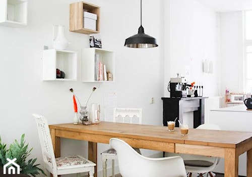 Średnia biała jadalnia w salonie, styl skandynawski - zdjęcie od karola