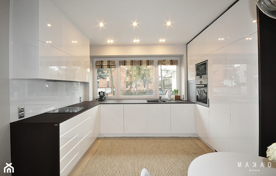 Projekt Sadyba - Duża otwarta biała z zabudowaną lodówką kuchnia w kształcie litery u, styl nowoczesny - zdjęcie od MAKAO home