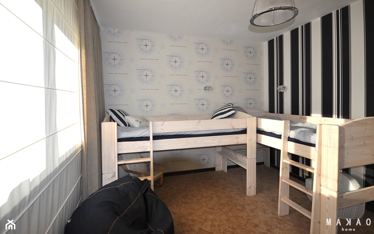 Pokój marynistyczny - Średni biały czarny pokój dziecka dla dziecka dla chłopca, styl skandynawski - zdjęcie od MAKAO home - Homebook