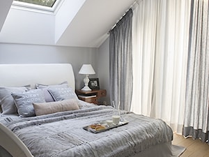 Dom pod Warszawą - Mała biała szara sypialnia na poddaszu, styl nowoczesny - zdjęcie od MAKAO home