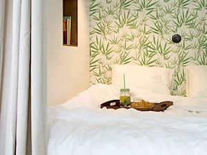 Kawalerka w kamienicy 31 mkw - STARY MOKOTÓW - Mała biała sypialnia, styl vintage - zdjęcie od MAKAO home