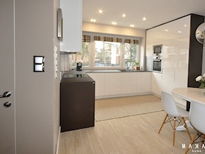 Projekt Sadyba - Średnia otwarta z salonem biała z zabudowaną lodówką z nablatowym zlewozmywakiem kuchnia w kształcie litery u, styl nowoczesny - zdjęcie od MAKAO home