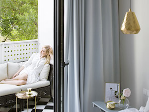 SASKA KĘPA - Mała szara sypialnia z balkonem / tarasem, styl glamour - zdjęcie od MAKAO home