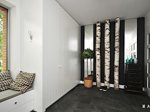Dom pod Warszawą - Średni biały czarny hol / przedpokój, styl skandynawski - zdjęcie od MAKAO home