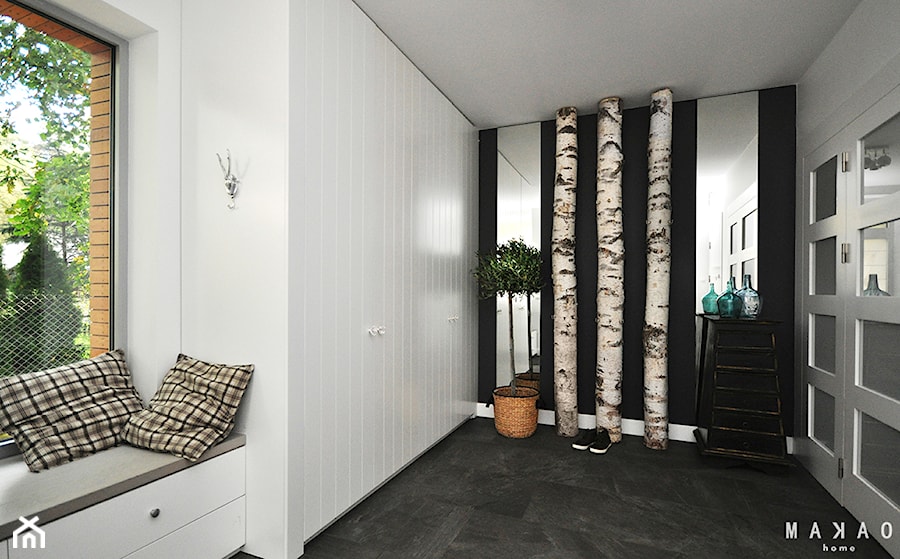 Dom pod Warszawą - Średni biały czarny hol / przedpokój, styl skandynawski - zdjęcie od MAKAO home