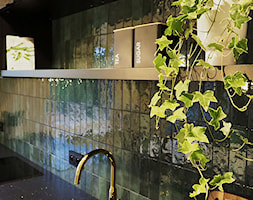 Kawalerka 34 mkw na wynajem || FORT WOLA - Z kamiennym blatem zielona kuchnia, styl industrialny - zdjęcie od MAKAO home - Homebook
