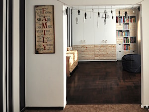 Pokój marynistyczny - Duży biały czarny pokój dziecka dla nastolatka dla chłopca dla dziewczynki, styl skandynawski - zdjęcie od MAKAO home