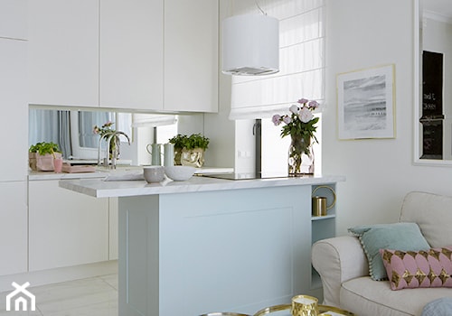 SASKA KĘPA - Średnia otwarta z salonem biała kuchnia dwurzędowa z oknem, styl nowoczesny - zdjęcie od MAKAO home