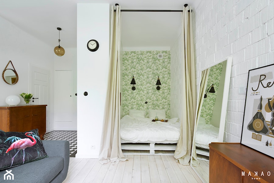 Kawalerka w kamienicy 31 mkw - STARY MOKOTÓW - Mała biała sypialnia, styl vintage - zdjęcie od MAKAO home