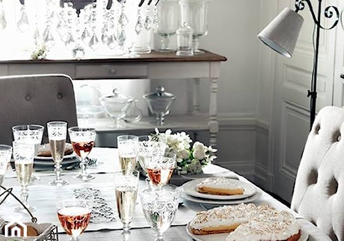 Mała biała jadalnia jako osobne pomieszczenie, styl prowansalski - zdjęcie od Coqlila wnętrza francuskiej prowincji