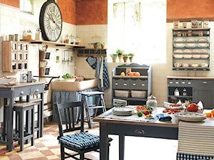 Duża otwarta beżowa brązowa kuchnia w kształcie litery l z oknem, styl rustykalny - zdjęcie od Coqlila wnętrza francuskiej prowincji