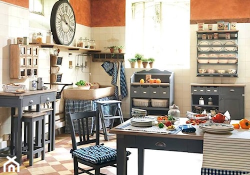 Duża otwarta beżowa brązowa kuchnia w kształcie litery l z oknem, styl rustykalny - zdjęcie od Coqlila wnętrza francuskiej prowincji