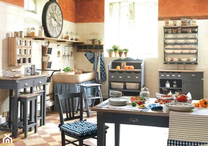 Duża otwarta beżowa brązowa kuchnia w kształcie litery l z oknem, styl rustykalny - zdjęcie od Coqlila wnętrza francuskiej prowincji - Homebook
