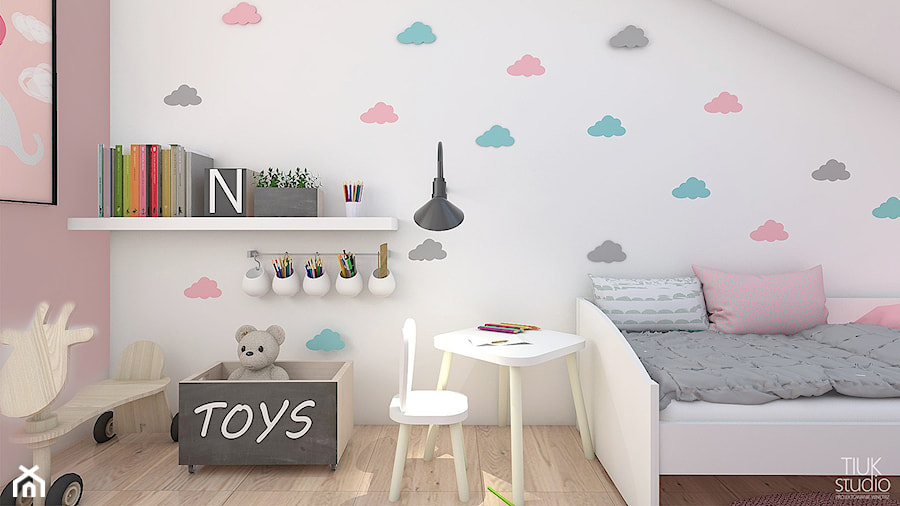 POKÓJ MAŁEJ NATALII / Piekary Śląskie - Średni biały różowy pokój dziecka dla dziecka dla dziewczynki, styl nowoczesny - zdjęcie od TIUK Studio