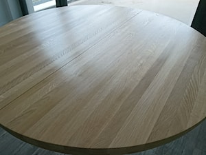 Stół okrągły na stalowych nogach, rozkładany - zdjęcie od Houseform- meble i wyposażenie wnętrz