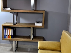 Regał na książki ze stalowymi opaskami - zdjęcie od Houseform- meble i wyposażenie wnętrz