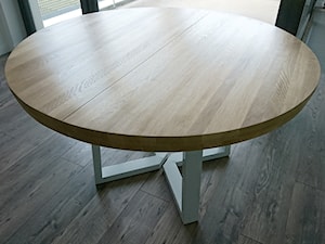Stół okrągły na stalowych nogach, rozkładany