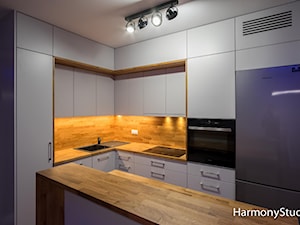 Kuchnia z białymi frontami i drewniawnym blatem - zdjęcie od HarmonyStudio kuchnie i wnętrza