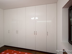 Szafa biała otwierana - zdjęcie od HarmonyStudio kuchnie i wnętrza