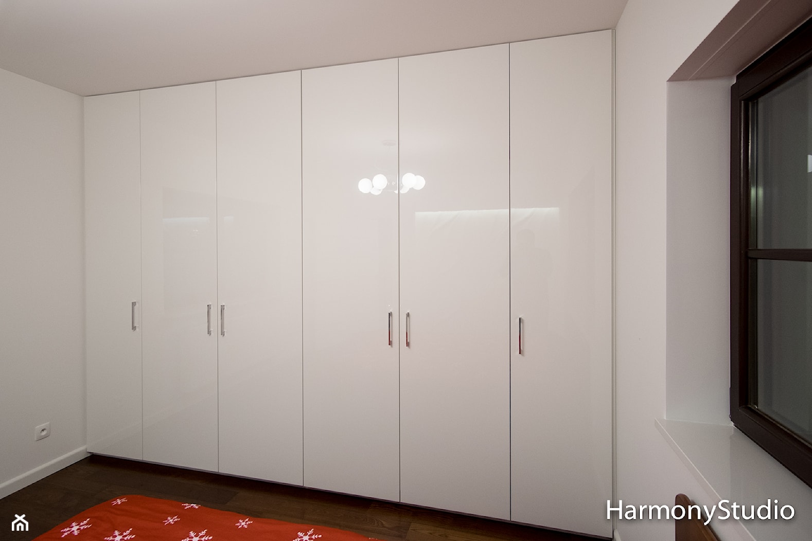 Szafa biała otwierana - zdjęcie od HarmonyStudio kuchnie i wnętrza - Homebook
