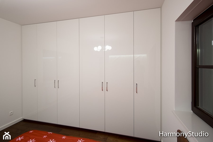 Szafa biała otwierana - zdjęcie od HarmonyStudio kuchnie i wnętrza