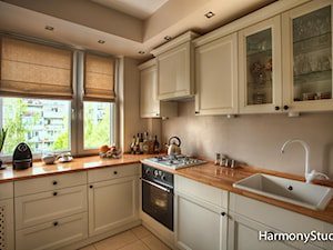 Kuchnia w klasycznym stylu z drewnianym blatem - zdjęcie od HarmonyStudio kuchnie i wnętrza