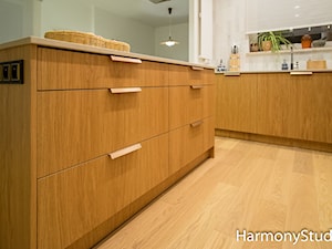 Kuchnia nowoczesna otwarta na salon - zdjęcie od HarmonyStudio kuchnie i wnętrza