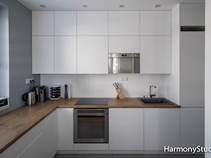 Kuchnia w bieli z drewnianym blatem - zdjęcie od HarmonyStudio kuchnie i wnętrza